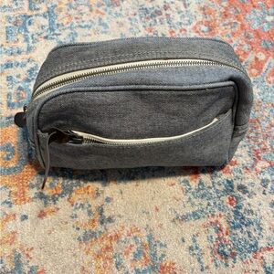 Everlane grey Dopp kit/toiletry bag/cosmetic bag